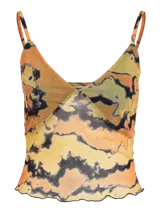 Top corto con estampado abstracto en tonos amarillo, naranja y negro.