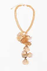 Collar dorado con cadena de múltiples hilos y colgante de flores de alambre.
