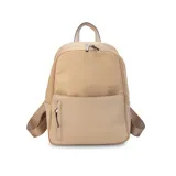 Mochila color beige de nylon resistente, con cierre principal y bolsillo frontal. Cuenta con detalle en simil cuero y bolsillo pequeño. Bolsillo trasero con cierre y bolsillos laterales para mayor comodidad. Correas a tono.