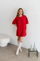 Vestido corto tipo remerón color rojo, confeccionado en lurex con lycra y mangas cortas.