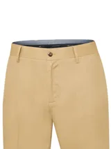 Pantalón de gabardina azul marino con tratamiento antiarrugas, corte modern fit, tiro medio, bolsillos laterales y traseros.