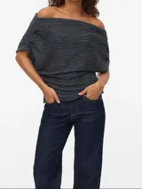 Top de un hombro color gris oscuro con manga corta y textura suave. Confeccionado en tejido de punto con mezcla de poliéster reciclado y elastano. Diseño de calce regular con textura suave y ligera.