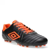 Championes de fútbol 11 Umbro modelo Touch AT para hombre. Cuentan con una capellada sintética resistente en color negro con detalles y cordones en color naranja, forro interno de poliéster y suela con tapones diseñados para césped artificial.