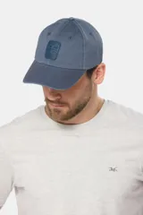 Gorro con visera de lona color azul con parche con texto en el frente.