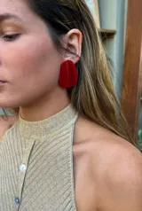 Aros grandes color rojo con forma irregular.