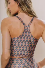 Top deportivo color marrón con estampado de cachemir en tonos azul y blanco. Tiene escote redondo y espalda deportiva tipo racerback.