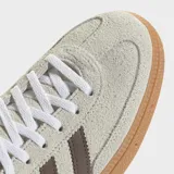 Championes Adidas Handball Spezial color beige con detalles marrones, confeccionados en gamuza con detalles en cuero y suela de caucho natural.