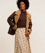Falda evasé larga con estampado de cuadros en tonos beige y marrón.