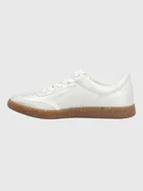 Zapatillas plateadas de cuero sintético con cordones y suela marrón con motas de colores.