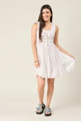 Vestido corto rojo con escote fruncido, tirantes anchos con volantes y cuerpo de nido de abeja. Falda con diseño escalonado.