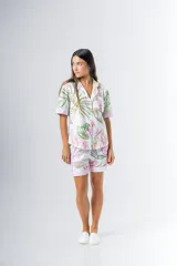 Conjunto de pijama de algodón a rayas verticales rosas y blancas, con detalles en celeste. Incluye camisa de manga corta con botones y bolsillo en el pecho, y shorts con cintura elástica.