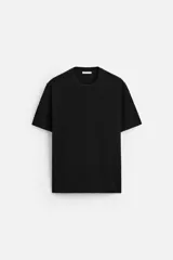 Camiseta celeste de punto con hilatura de mezcla de algodón, corte relaxed fit, cuello redondo, manga corta y acabados en rib.