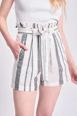 Short casual de mujer color crudo con rayas verticales en gris oscuro. Presenta tiro alto con cintura fruncida y lazo para atar.