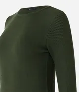 Suéter de punto color verde, con cuello barco, mangas largas y textura acanalada.