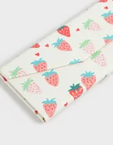Estuche rígido para anteojos con forma triangular y estampado de frutillas y corazones.