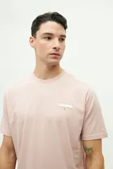 Remera blanca de manga corta con estampado de fotos en la espalda y texto en color ocre.