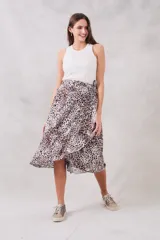 Falda de viscosa con estampado de animal print, ligera y fluida, con caída y movimiento que aportan frescura.