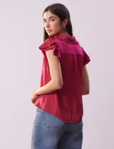Camisa color ladrillo de satén, marca Alex & Lili. Cuello a la base con solapa, escote en V, apertura central con botones y sisas con volados.