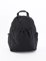 Mochila negra de tela con bolsillo frontal con cordón ajustable y cierre de cremallera en el compartimento principal. Tiene asa de mano y correas ajustables para los hombros.