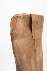 Bota de caña media color marrón de cuero gamuzado, con detalle de tira vertical en la parte superior de la caña.