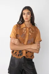 Camisa color ocre de lino con frente tejido a crochet a mano.
