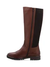 Bota de cuero marrón con elásticos laterales, caña alta y suela track.