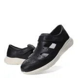 Sandalia de cuero color marrón con aberturas y ajuste con velcro.