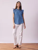 Blusa celeste de lyocell con cuello camisero, abertura con botones y volados en las sisas.