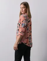 Blusa de gasa estampada con flores, marca Zac & Rachel. Tiene cuello a la base, escote en V y abertura con botones. Las mangas largas son de largo regulable.