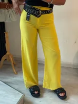 Pantalón amarillo de corte recto y tiro alto, con cierre frontal de botón y cremallera.