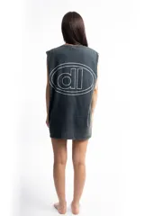 Musculosa azul con efecto gastado y logo estampado en el pecho.