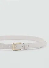 Cinturón blanco con textura símil piel de cocodrilo y hebilla cuadrada metálica dorada.