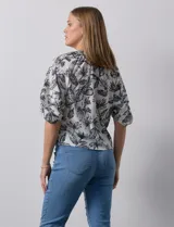 Blusa de gasa blanca, marca Sioni. Cuello a la base y escote en V con botones.