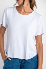 Remera blanca de tejido de punto acanalado, corte recto y mangas cortas.