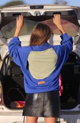 Minifalda marrón de cuero sintético con tajo lateral.