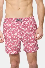 Short de baño celeste con estampado de flores blancas, cintura elástica con cordón ajustable, bolsillos laterales y suspensor de malla fina.