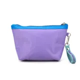 Cartuchera con diseño de bloques de color rosa y violeta, con cierre superior y correa de mano.