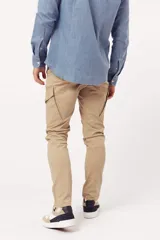 Pantalón cargo color beige con bolsillos laterales y corte ajustado.