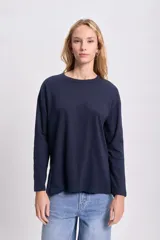Remera de manga larga azul marino con cuello redondo y corte recto.