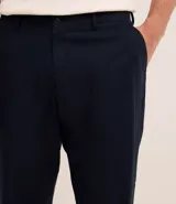 Pantalón de vestir color beige, de corte recto, confeccionado en lino y viscosa. Presenta cintura con trabillas, bolsillos laterales y traseros.