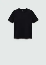 Remera negra de algodón con cuello redondo y mangas cortas. Diseño estándar y tejido ligero.