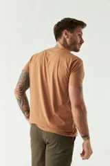 Remera gris de algodón con estampado pequeño en el pecho.