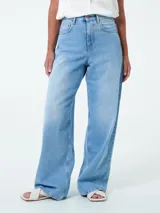 Jeans de denim de corte ancho, en un tono azul claro.