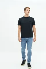 Remera negra de manga corta con logo estampado en el pecho y corte regular.