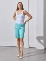 Bermuda color lila de gabardina elastizada, marca Zac & Rachel.