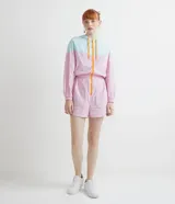 Mono corto deportivo con capucha, en bloques de color rosa y celeste, con cierre frontal naranja.