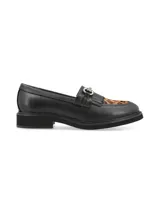Mocasines de cuero negro con estampado animal en la parte delantera, detalle de flecos y hebilla metálica.