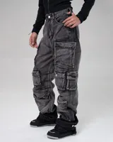 Pantalón jean gris oscuro con efecto lavado, tiro alto, corte baggy y múltiples bolsillos.