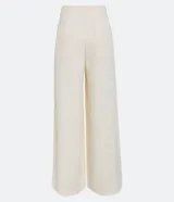 Pantalón pantalona color blanco, de crepé, con cintura mediana, botón y pliegues delanteros.