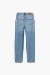 Jeans de tiro alto color celeste, corte mom fit, con cinco bolsillos y cierre frontal con cremallera y botón.